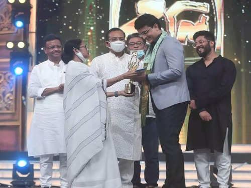 দিদি নাম্বার ওয়ান নয়, দাদাগিরিই সেরা! রচনাকে হারিয়ে মমতার হাত থেকে সেরা সঞ্চালকের পুরস্কার ছিনিয়ে নিলেন সৌরভ গাঙ্গুলী! 2 dadagiri