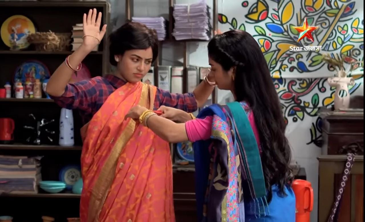 Gantchora: বনি কুণালের ভাত-কাপড়ে বনিকে শাড়ি পরাতে গিয়ে ঘেমে-নেয়ে একসার দুই দিদি দ্যুতি আর খড়ি! বাধ্য হয়ে শার্টের সঙ্গেই শাড়ি পরিয়ে দিল খড়ি, আসছে মজার পর্ব 4 Bengali serial star jalsa