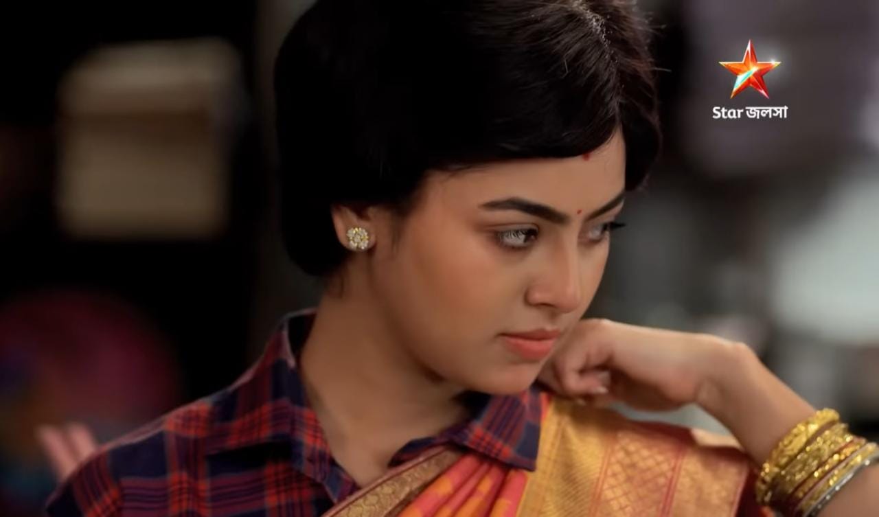 Gantchora: বনি কুণালের ভাত-কাপড়ে বনিকে শাড়ি পরাতে গিয়ে ঘেমে-নেয়ে একসার দুই দিদি দ্যুতি আর খড়ি! বাধ্য হয়ে শার্টের সঙ্গেই শাড়ি পরিয়ে দিল খড়ি, আসছে মজার পর্ব 5 Bengali serial star jalsa