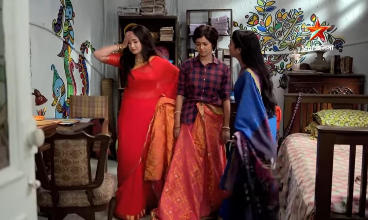 Gantchora: বনি কুণালের ভাত-কাপড়ে বনিকে শাড়ি পরাতে গিয়ে ঘেমে-নেয়ে একসার দুই দিদি দ্যুতি আর খড়ি! বাধ্য হয়ে শার্টের সঙ্গেই শাড়ি পরিয়ে দিল খড়ি, আসছে মজার পর্ব 2 Bengali serial star jalsa