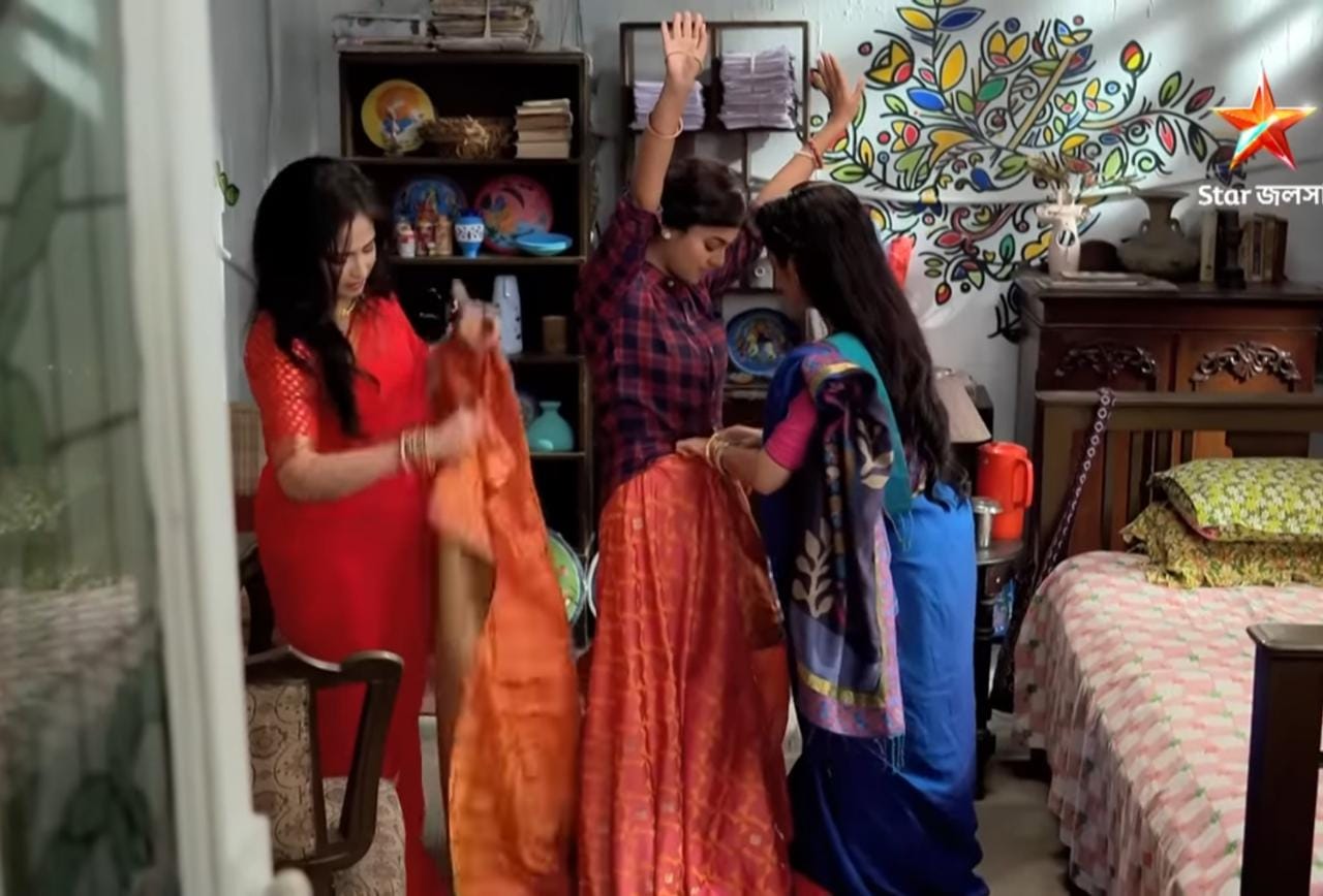 Gantchora: বনি কুণালের ভাত-কাপড়ে বনিকে শাড়ি পরাতে গিয়ে ঘেমে-নেয়ে একসার দুই দিদি দ্যুতি আর খড়ি! বাধ্য হয়ে শার্টের সঙ্গেই শাড়ি পরিয়ে দিল খড়ি, আসছে মজার পর্ব 3 Bengali serial star jalsa