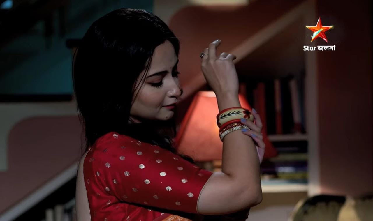 Gantchora: বাংলা সিরিয়ালে বাংলার হাতের শিল্প সগর্বে পেলো স্থান! বিদেশী মিস্টার পিটারকে ইমপ্রেস করতে বাংলার সংস্কৃতি নিয়ে হাজির খড়ি! দর্শকরা প্রশংসায় পঞ্চমুখ 4 Bengal special jewellery