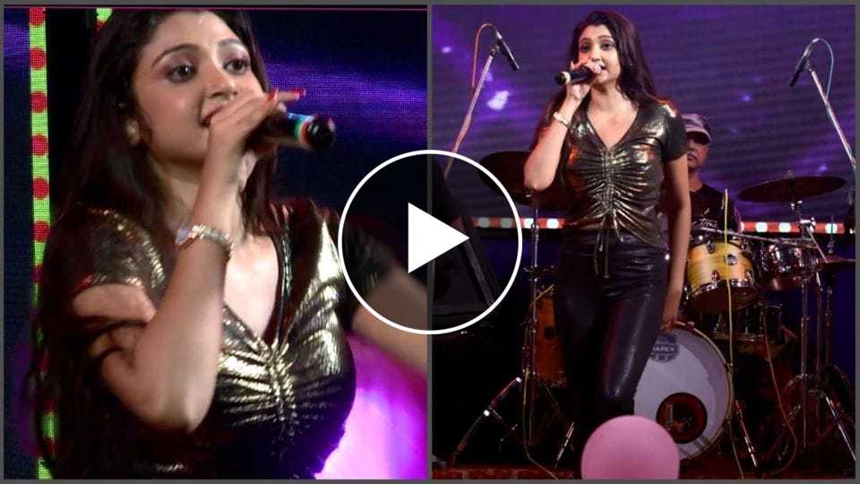Soumi Ghosh Singing On stage 1