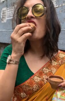 Ushasie Chakraborty: সরকারি পুরস্কার প্রাপ্ত অভিনেত্রী অথচ একটুও অহংকার নেই ,রাস্তার ধারে দাঁড়িয়ে চা আর বাপুজি কেক খেয়ে নেটিজেনদের প্রশংসা কুড়োলেন অভিনেত্রী উষসী চক্রবর্তী! 2 Actress