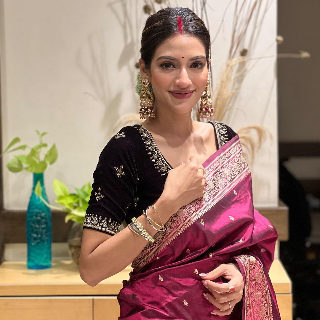 Nusrat Jahan: সিঁথি ভর্তি সিঁদুরে পুজোর সাজে নুসরত জাহান! "দিদি আর রোগা হ'ও না, হাড্ডি বেরিয়ে গেছে", "শুকনো কঙ্কাল" শুরু হলো চরম কটাক্ষ 3 Bengali actress