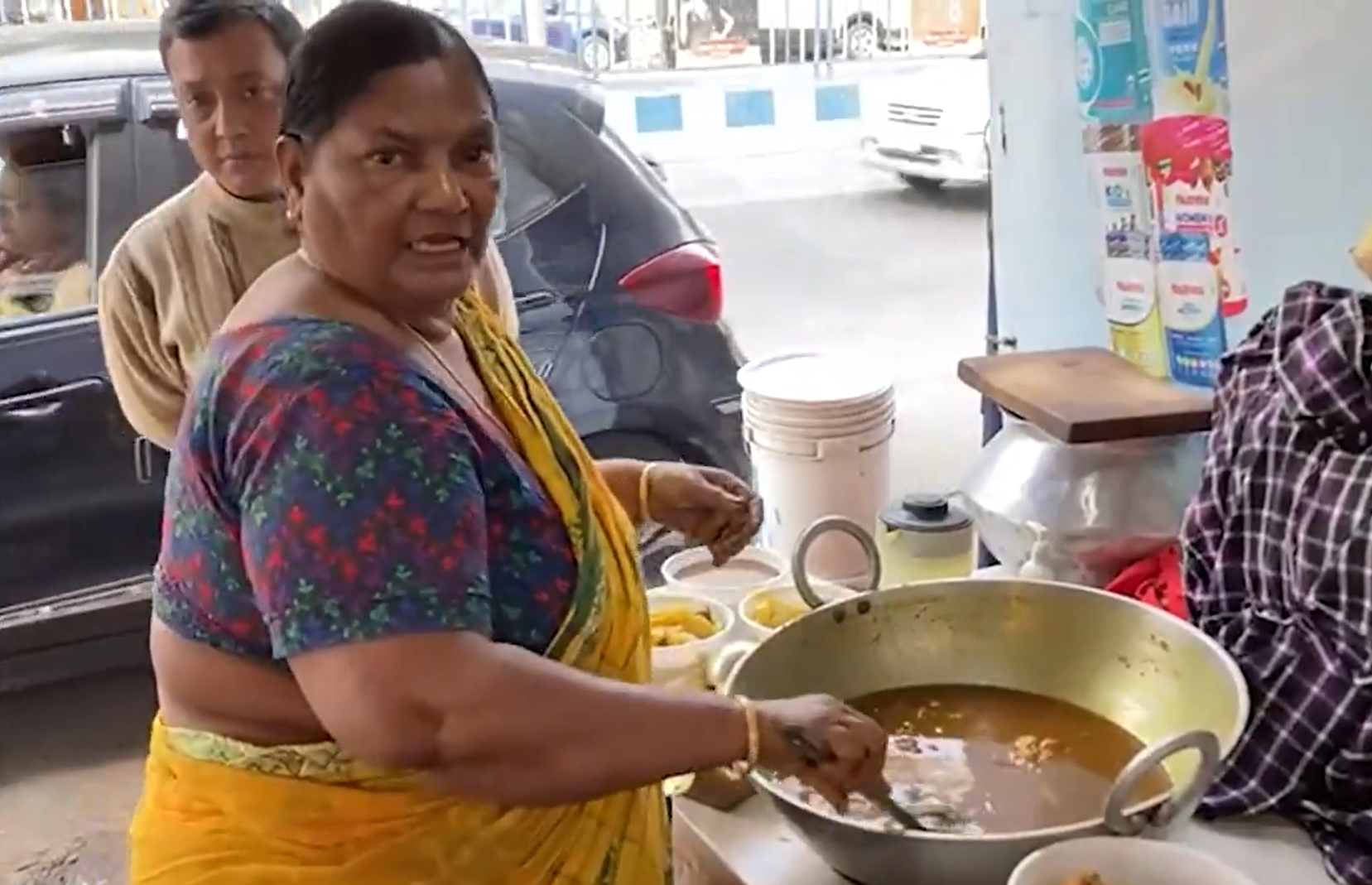 Ragi Masir Hotel: সুস্বাদু খাবারের সঙ্গে গালাগালি ফ্রি! ভাইরাল হয়ে গেলো "রাগী মাসির হোটেল"! খেতে হলে যেতে হবে রাসবিহারীর এই গলিতে 2 famous