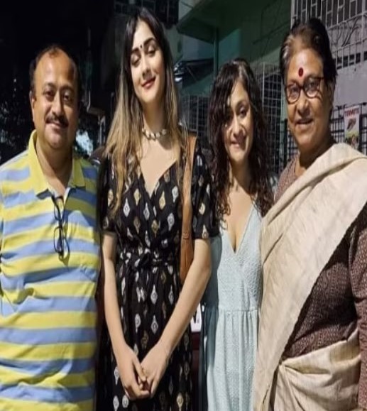বাবার সঙ্গে যোগাযোগ নেই, তবে পিসির সঙ্গে ভাব! প্রসেনজিতের বোনের সঙ্গে মেয়ে প্রেরণার ছবি সামনে আসতেই হইচই 4 Prerona Chatterjee