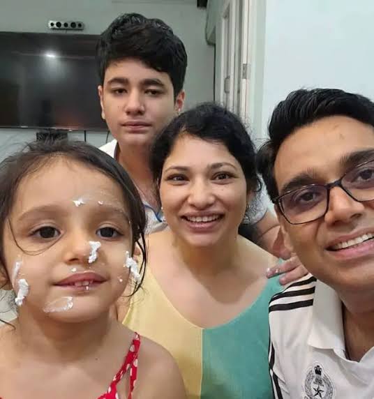 '12th Fail' নিয়ে হইচই দেশ জুড়ে! 'দ্বাদশ অনুত্তীর্ণ’ এই আইপিএসের কাহিনীই ফুটে উঠেছে বড় পর্দায়! জানলে চোখ ভিজবে 2 manoj kumar sharma family