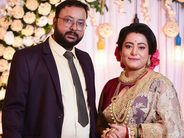 শোকস্তব্ধ টেলিপাড়া, দ্বিতীয় বিবাহবার্ষিকীর আগেই স্বামীকে হারালেন অভিনেত্রী 2 pousmita and arnab roy
