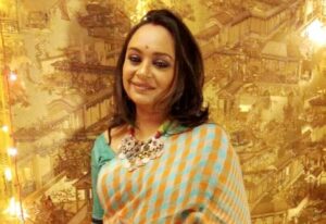 প্রথম সংসার ভাঙার পর বিয়ে করেন নিজের বন্ধুর ছেলেকে! জেনে নিন অভিনেত্রী বিদীপ্তা চক্রবর্তীর জীবনের অজানা কথা 2 Bengali movie